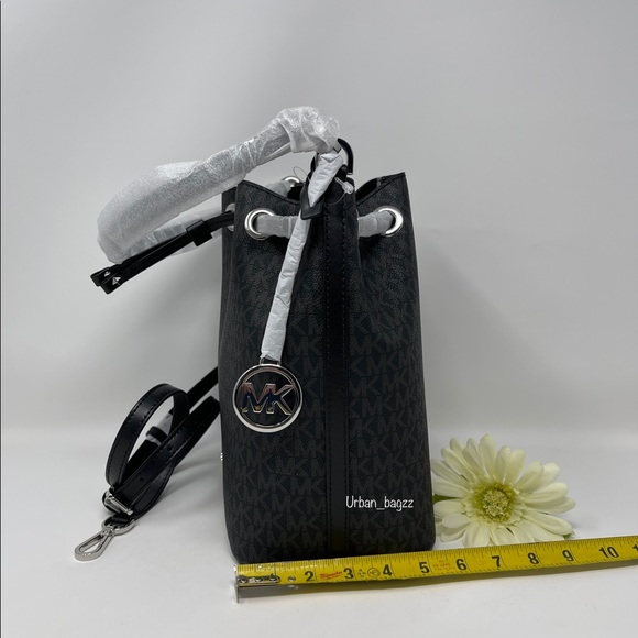 Michael Kors Eden Medium Bucket Bag and Wallet - Picture 8 of 13